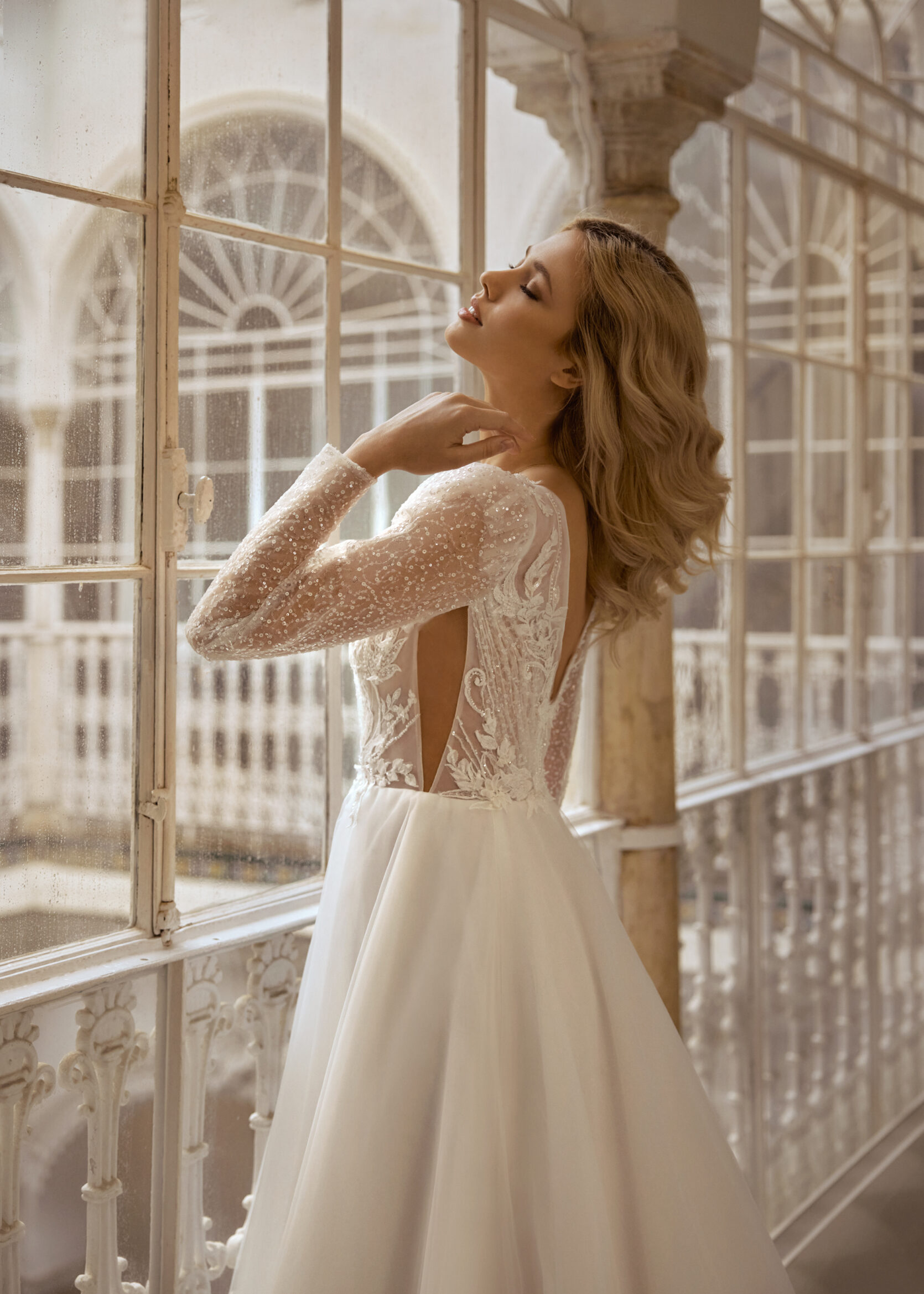 JALEESA | A daring wedding dress with V-neckline | Libelle